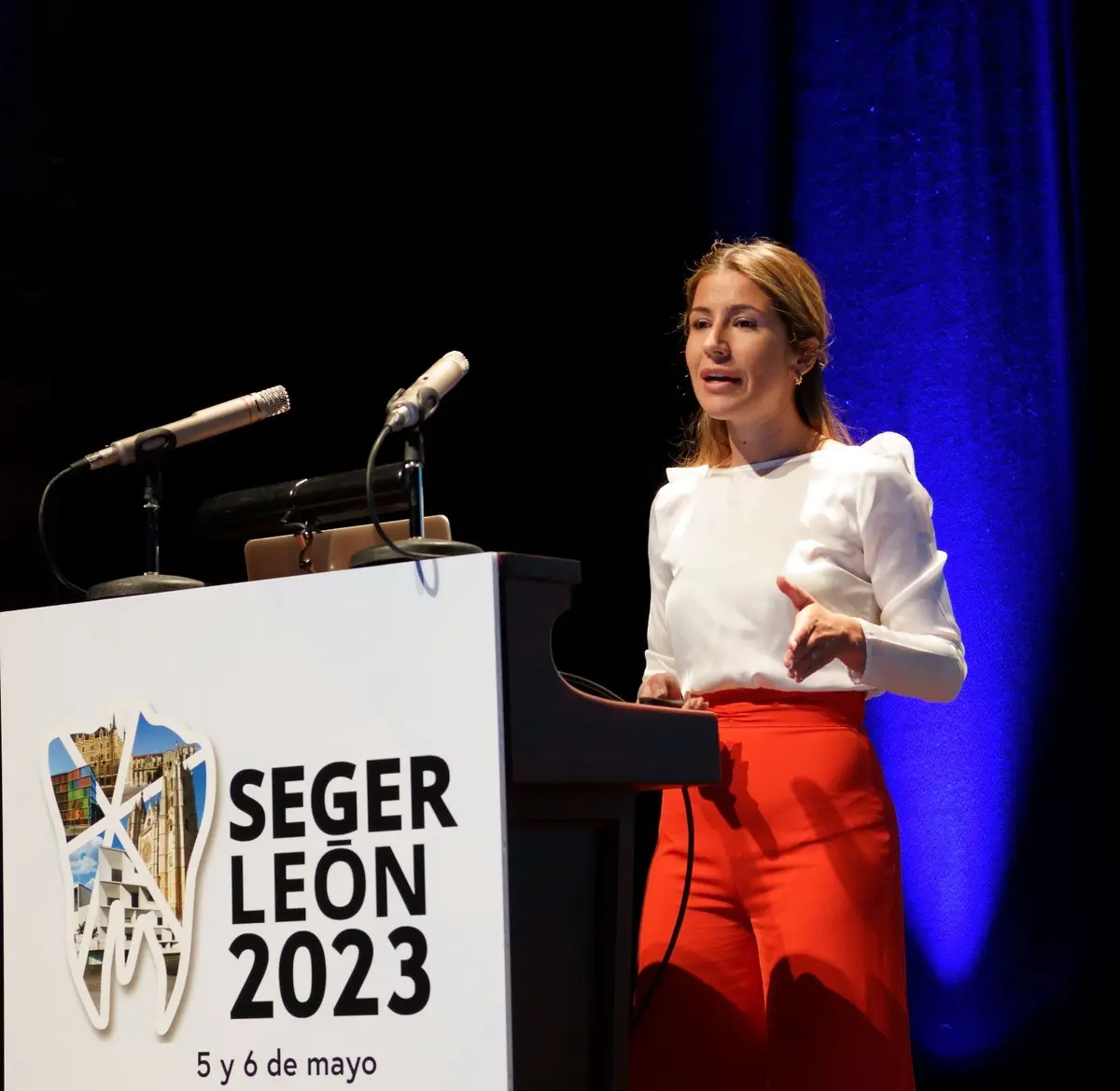 Adriana Castro Calderón dando una conferencia en SEGER León 2023